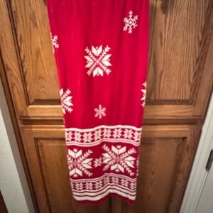 Red Snowflake Patterned Throw Blanket